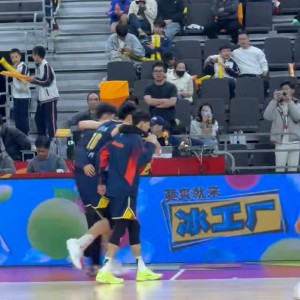 乐鱼APP-突发！广东队2米11中锋，意外受到重伤，被队友搀扶下场 令人担忧